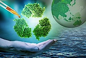 Eine Hand hält ein grünes Recycling-Zeichen 