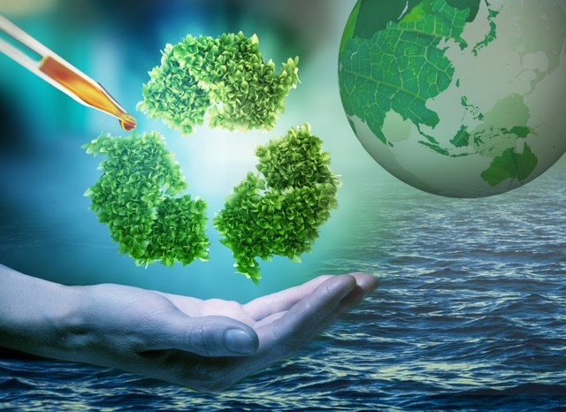 Eine Hand hält ein grünes Recycling-Zeichen